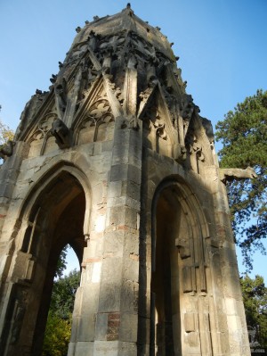 Готическая башня от костела теперь служит в парке альтанкой (Словакия)