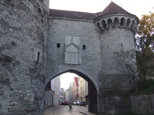 Большие Морские ворота примыкают к башне "Толстая Маргарита" (Прибалтика)