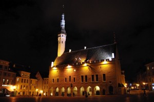 Таллинская ратуша в ночной подсветке (Прибалтика)