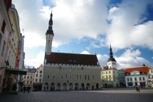 Таллинская ратуша — единственная сохранившаяся в Северной Европе ратуша в готическом стиле. Ей уже более 600 лет (Прибалтика)