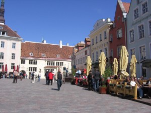 Ратушная площадь и уличное кафе (Прибалтика)