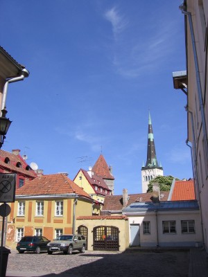 Таллин. Вдали шпиль церкви Олевисте (Прибалтика)
