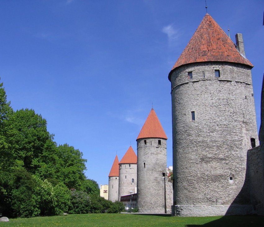 Фото достопримечательностей Прибалтики: Башни-бастионы Таллинской крепости