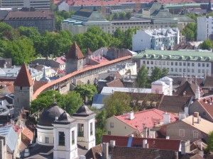 Вид на старый город. Внизу церковь Николая Чудотворца (Прибалтика)