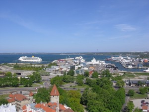 Вид на башни Старого города и Финский залив (Прибалтика)