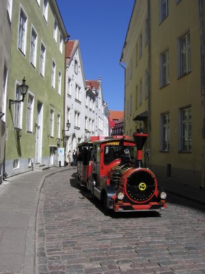 Экскурсионный автобус улочками старого города Таллина (Прибалтика)