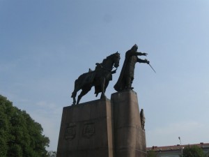 Памятник Гедиминасу - основателю Вильнюса (Прибалтика)