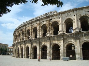 Стены древнего амфитеатра в Арле (Франция)