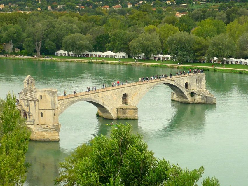 Фото достопримечательностей Франции: Вид на старинный мост Пон-Сен-Бенез