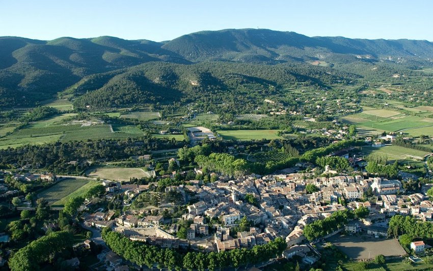Фото достопримечательностей Франции: Городок Cucuron в области горного массива Люберон
