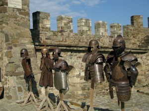 Рыцарские доспехи на территории Судакской крепости (Крым)