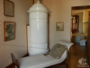 Подушка на кровати вышитая княгиней Франциской (Чехия)