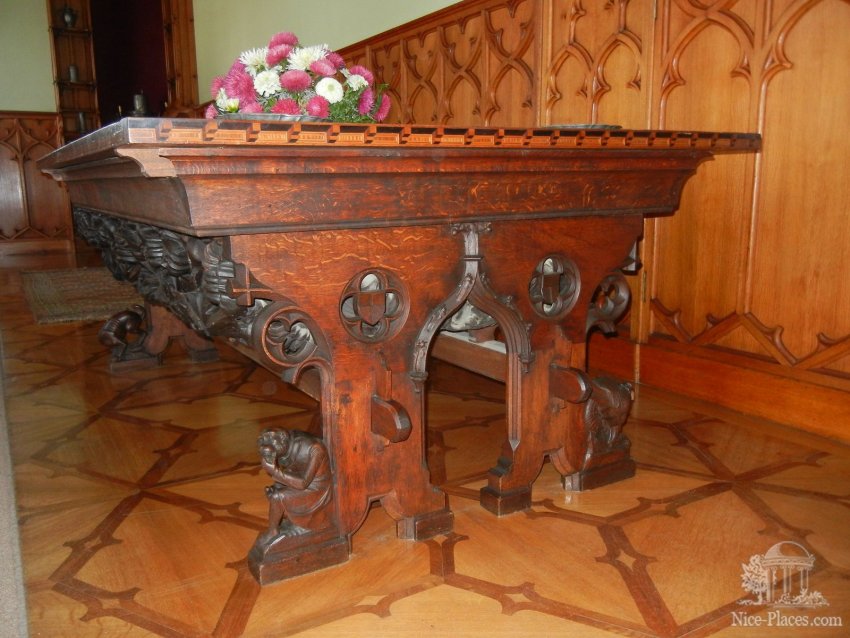 Фото достопримечательностей Чехии: Резной стол в летней столовой