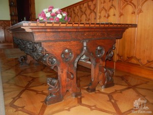 Резной стол в летней столовой (Чехия)