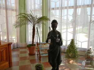 Обстановка у окна в библиотеке Ледницкого замка (Чехия)