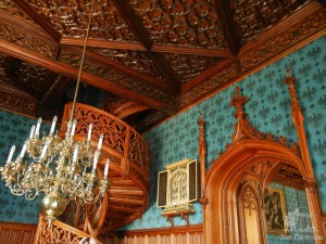 Библиотека - одна из красивейших по отделке комнат