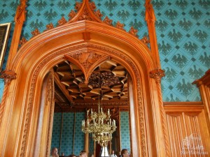 Деревянная отделка входной двери библиотеки (Чехия)