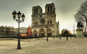 Парижский собор Нотр Дам в вечерних сумерках