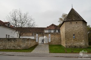 Пороховая башня. Ныне это один из входов в Винную академию Руста