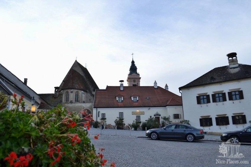 Фото достопримечательностей Австрии: Комлекс Фишеркирхен. Слева романская церковь 11-го века