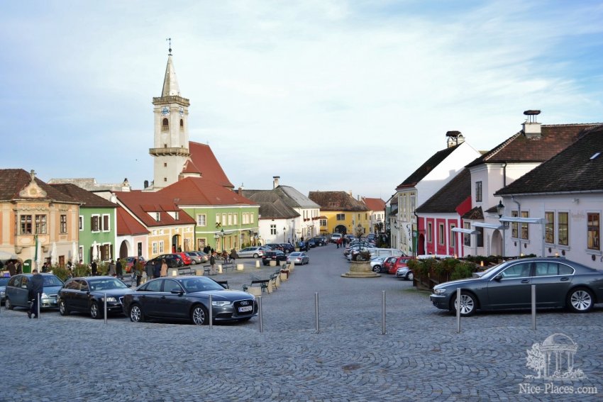 Фото достопримечательностей Австрии: Вид на Кирхенштрассе. Вдали колокольня кафедрального собора