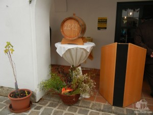 Молодое вино и трибуна во дворе Винной академии на праздник вина (3 ноября 2012) (Австрия)