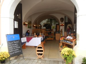 Еще один дворик ждет любителей вина (Австрия)