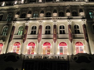 Адвентный календарь на здании кафе Gerbeaud в Будапеште