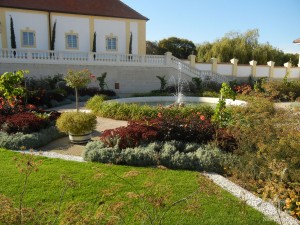 Клумбы и фонтанчик на фермерской усадьбе Hof.