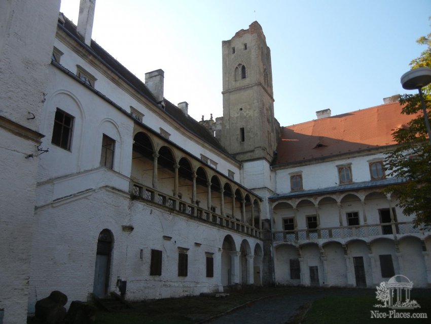 Фото достопримечательностей Чехии: Бржецлавский замок. Галерея во внутреннем дворе