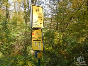 Везде по вело-трассе установлены таблички и направления движения (Чехия)