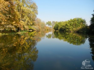 Зеркальная водяная гладь. Вид с мостика, ведущего к Янув Граду