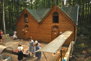 Прихожане на Святом источнике преподобного Федора Санаксарской обители