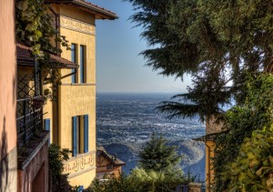 Потрясающий вид с высокогорного поселка Брунате (Италия)