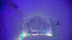 Барельефы на стенах "Снежной деревни" в Кировске (Европейская часть России)