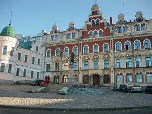 Ратушная площадь в Выборге и памятник шведскому маршалу Торгильсу Кнутсену