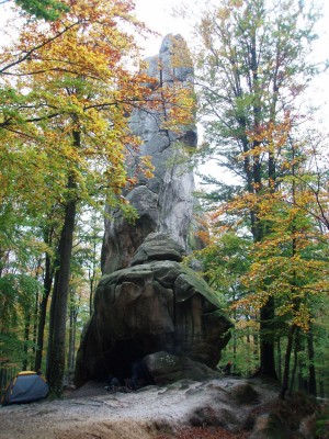 Одна из скал в геологическом комплексе "Скалы Довбуша" (Карпаты и Закарпатье)