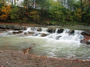 Небольшой водопад в районе Скал Довбуша (Карпаты и Закарпатье)