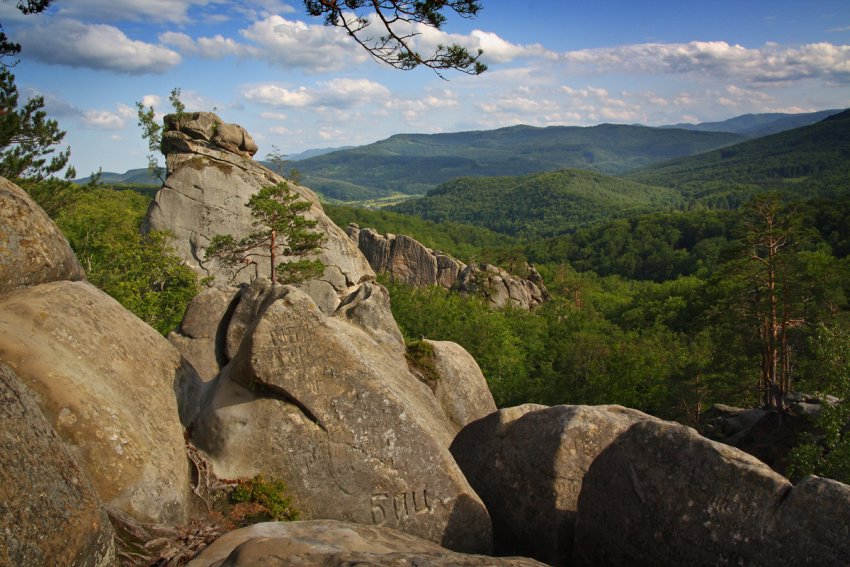 Фото достопримечательностей Карпат и Закарпатья: Вид на Карпаты с высоты скал