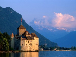 Шильонский замок (Château De Chillon) находится недалеко от города Монтре (Швейцария)