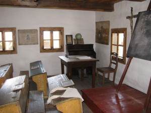 Интерьер старинной школы в музее Липтовской народной архитектуры и быта Прибылина  (Словакия)