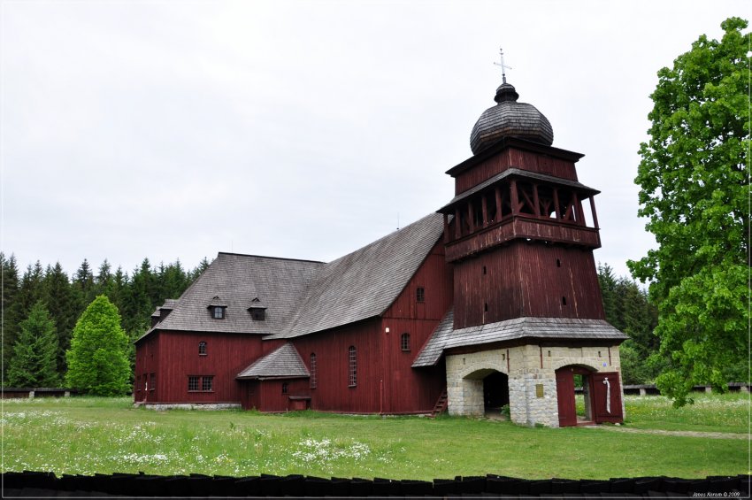 Фото достопримечательностей Словакии: Деревянный артикуларный евангелический костел в деревушке Svätý Kríž