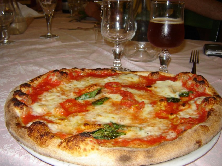Фото достопримечательностей Италии: Настоящая неапольская пицца
