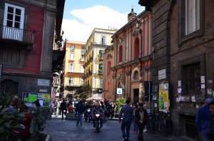 Неаполь - город контрастов. Одна из улиц города (Италия)