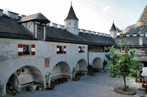 Внутренний двор замка Хоэнверфен  (Австрия)