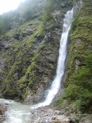 В конце тропы завораживает своей красотой один из самых высоких европейских водопадов Лихтенштейнкламм. (Австрия)