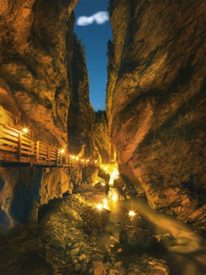 Лихтенштейнское ущелье в ночной подсветке (Австрия)