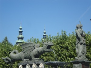 Дракон – символ Клагенфурта. Интересно, что скульптор У. Фогельзанг изваял голову дракона как копию черепа доисторического шерстистого носорога. (Австрия)