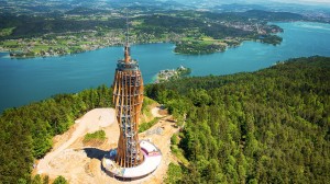 Пирамиденкогель (Pyramidenkogel) - одна из самых высоких деревянных смотровых площадок в мире, ее высота над горой 70,6 м, а над озером около 400 м.