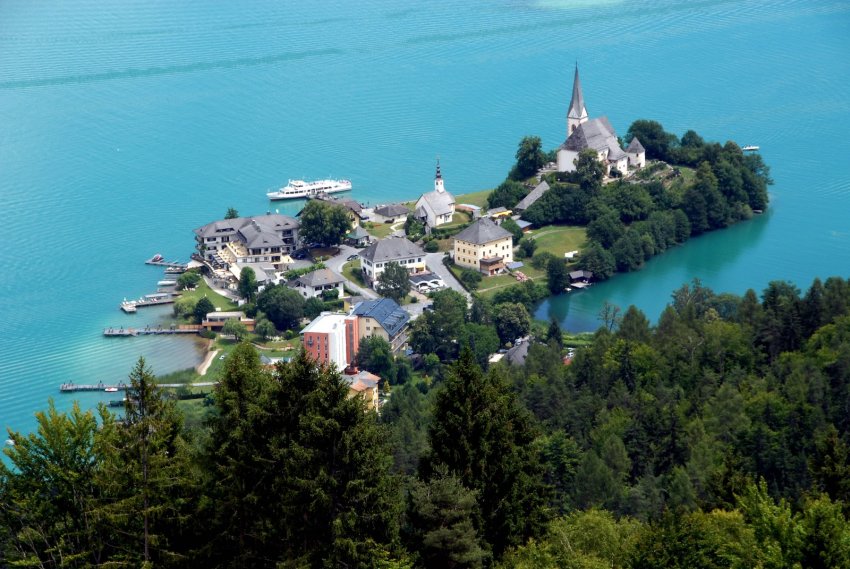 Фото достопримечательностей Австрии: Мария-Верт &mdash; древний монастырь, его хорошо видно со смотровой площадки башни Пирамиденкогель 